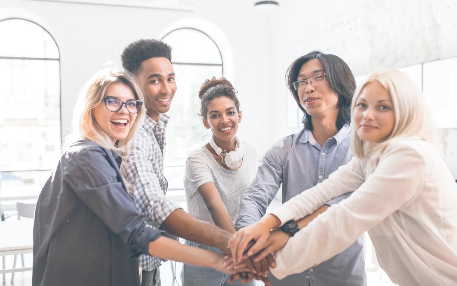 Erfolgreiche internationale Studierende bei der Abschlussfeier