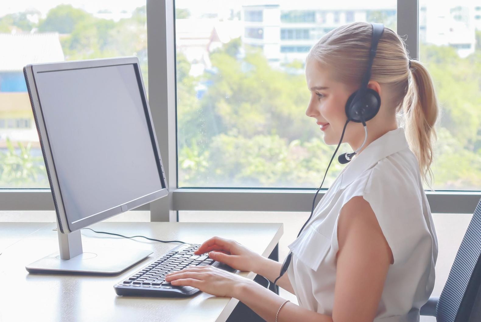 Geschäftsmann arbeitet konzentriert am Laptop in modernem Büro